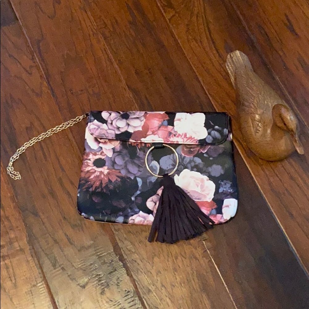 Ion clutch floral with tassel